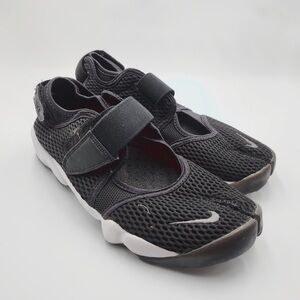 women sz 8 Nike split toe shoes Air Rift Breathe Black White 848386-001
